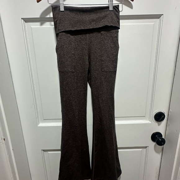 Offline by Aerie The Hugger High Waist Foldover Flare High Rise Legging Size S - Picture 2 of 5